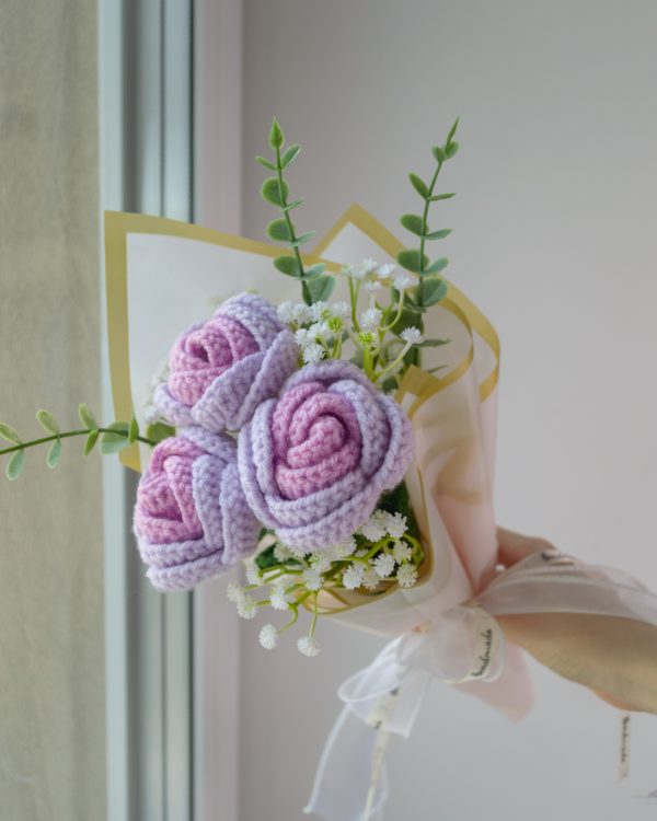 Kahevärviline helelilla roosikimp (3 roosi) - Image 3