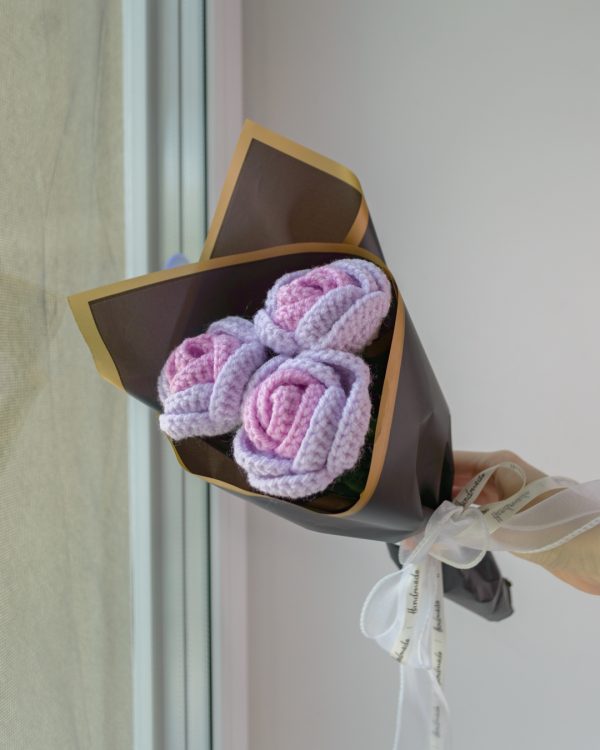 Kahevärviline helelilla roosikimp (3 roosi) - Image 2