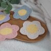 Lillekujuline tassialus kollase südamikuga 10cm | 4tk