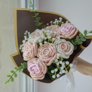 Roosades ja valgetes toonides roosikimp (7 roosi)