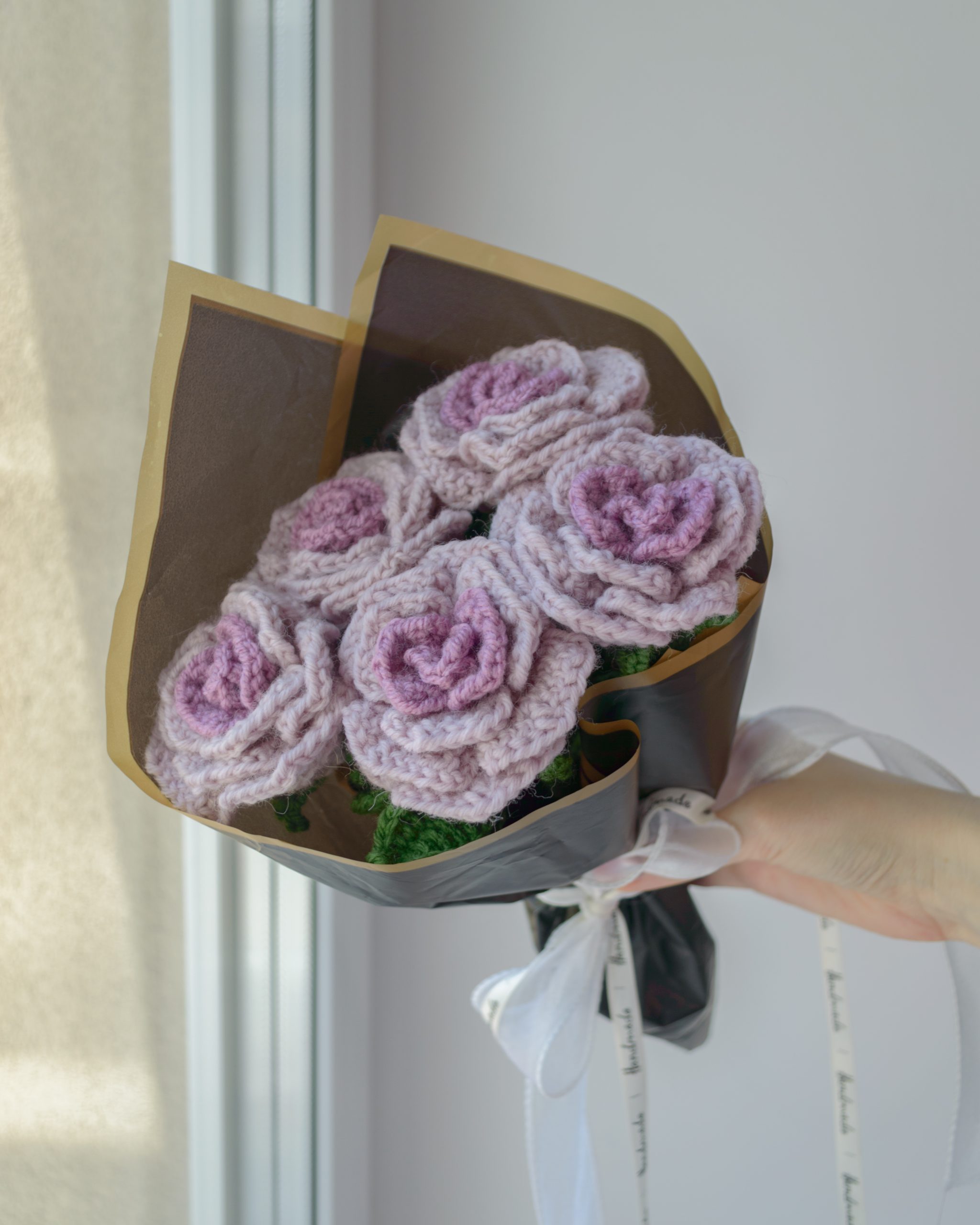 Kahevärviline lilla roosikimp (5 roosi) - Pilt 4