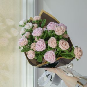 Väikeste rooside roosikimp roosades ja valgetes toonides (7 oksa)