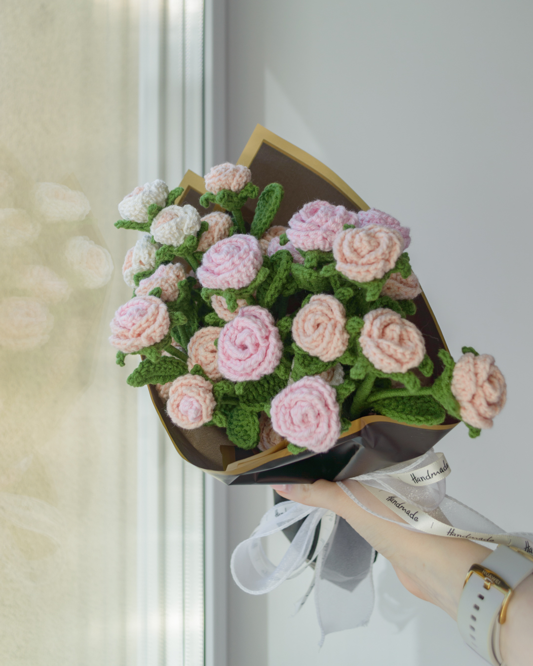 Väikeste rooside roosikimp roosades ja valgetes toonides (7 oksa)