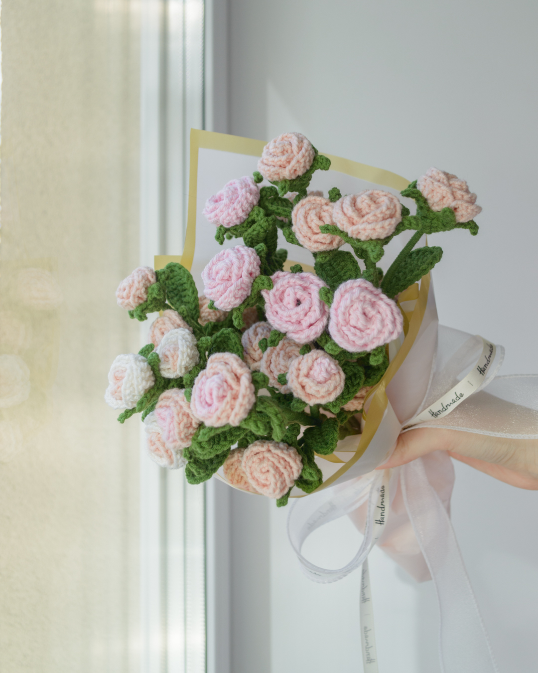 Väikeste rooside roosikimp roosades ja valgetes toonides (7 oksa) - Image 2