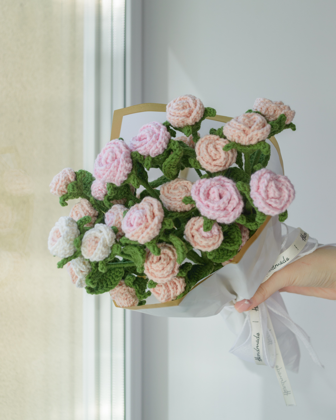 Väikeste rooside roosikimp roosades ja valgetes toonides (7 oksa) - Image 3