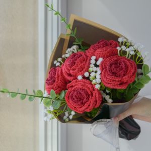 Kahevärviline punane roosikimp (5 roosi)