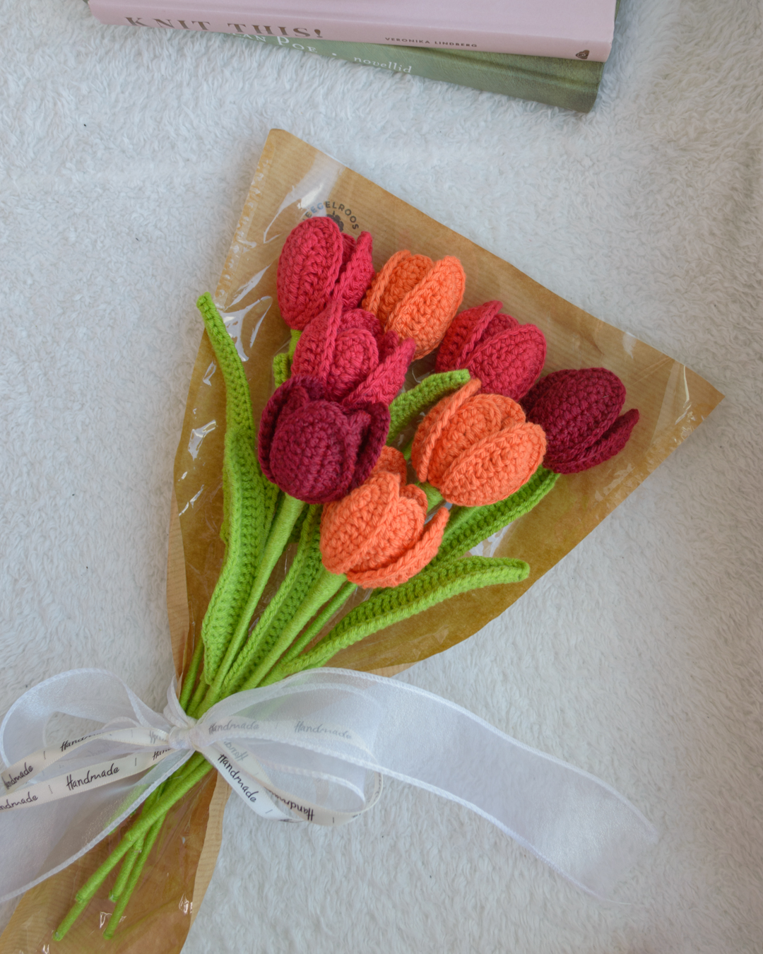 Punased ja oranžid avatud tulbid (8 lille)