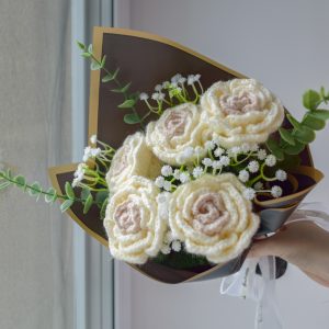 Kahevärviline kreemikasvalge-heleroosa roosikimp (5 roosi)
