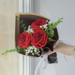 Kahevärviline punane roosikimp (3 roosi)