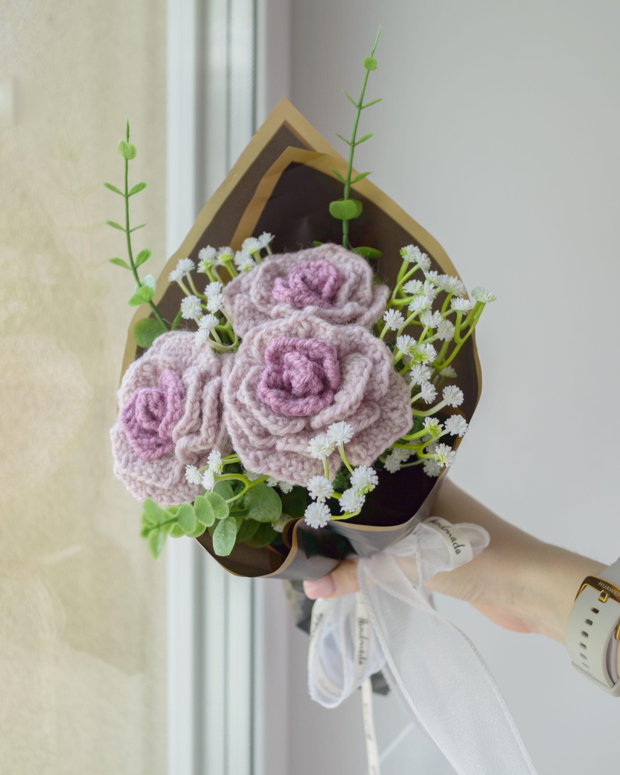 Kahevärviline lilla roosikimp (3 roosi)