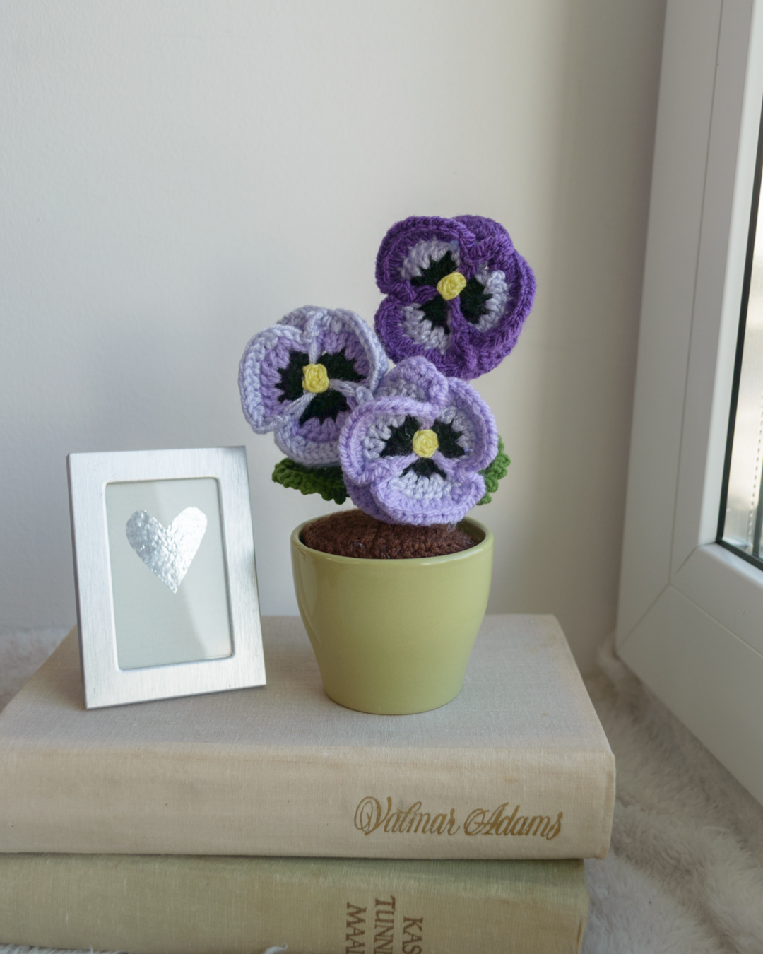 Lillad võõrasemad rohelises potis