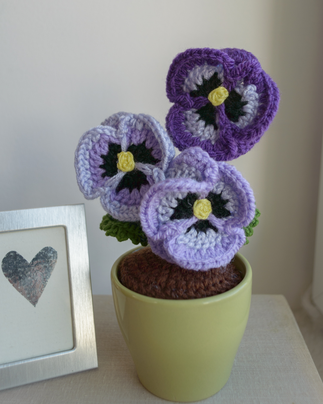 Lillad võõrasemad rohelises potis - Image 2