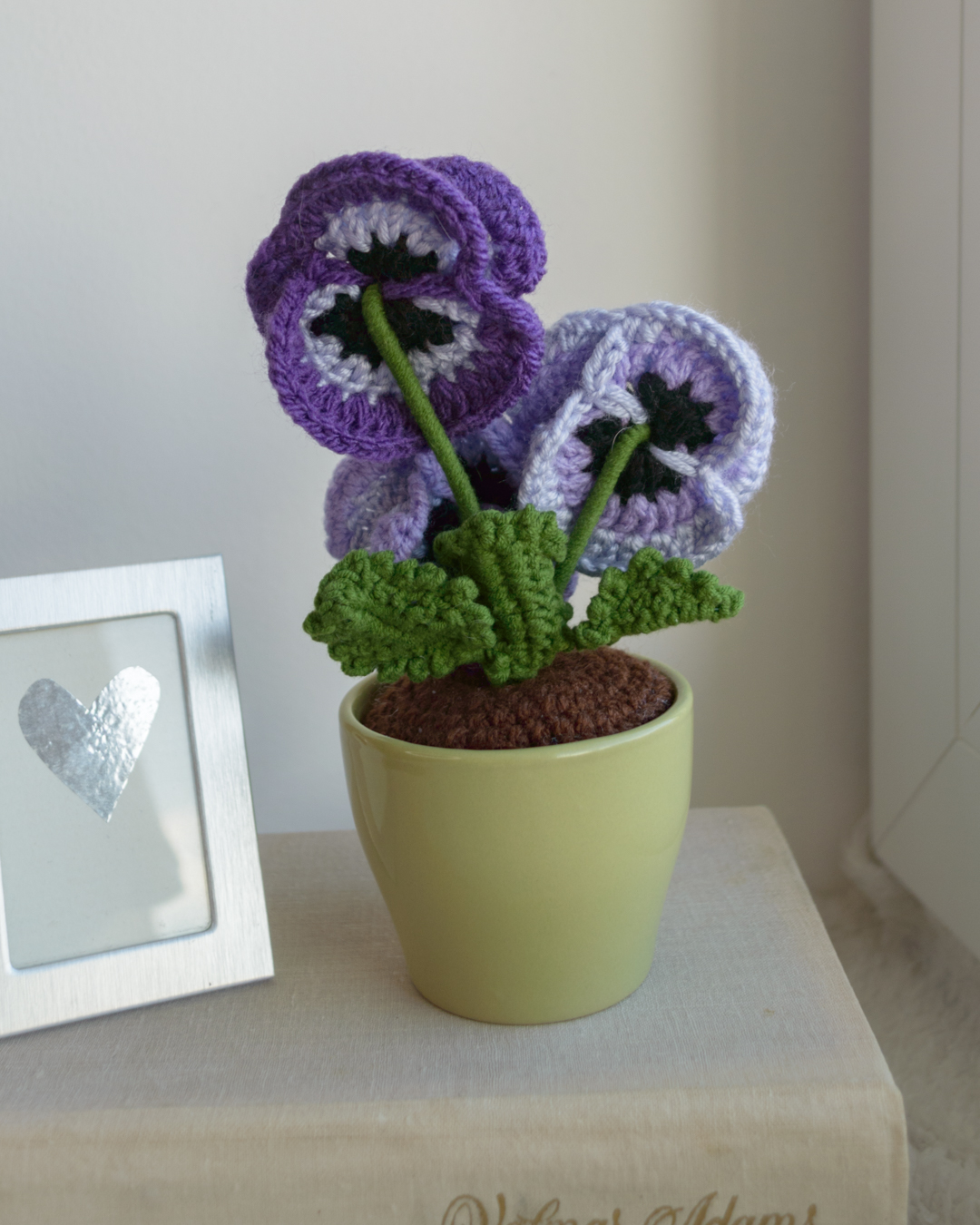 Lillad võõrasemad rohelises potis - Image 3