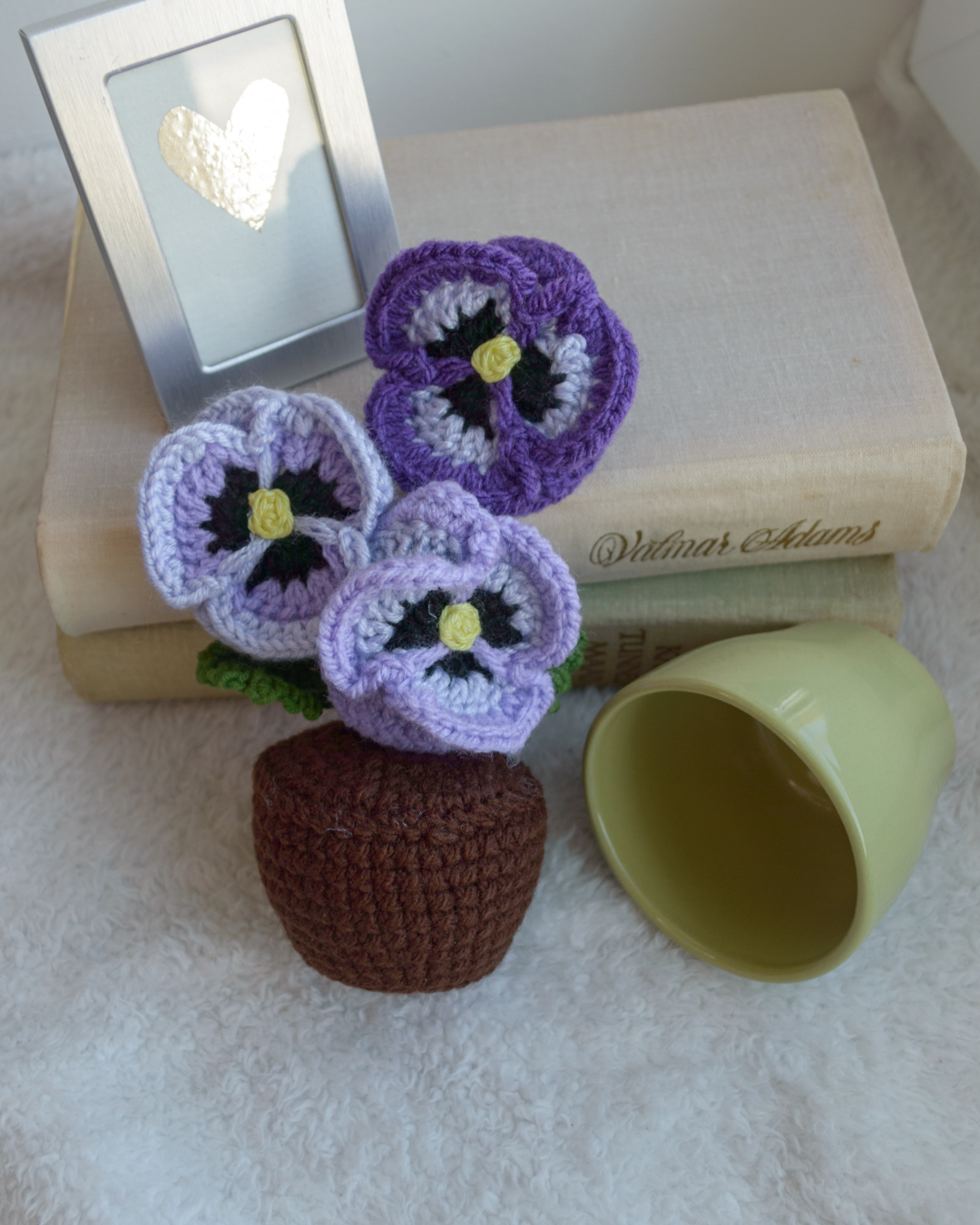 Lillad võõrasemad rohelises potis - Image 4