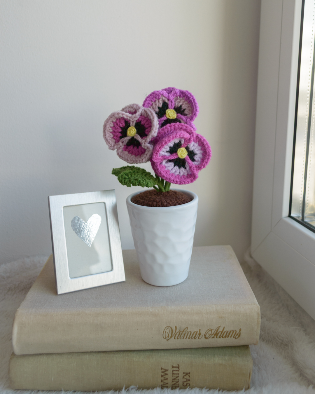 Roosakaslillad võõrasemad valges potis