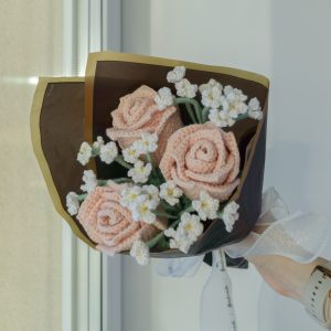 Eksklusiivsed heleroosad roosid ja kipslilled (3 roosi, 3 kipslille)