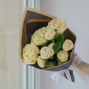 Helekollased suured ja väikesed roosid (5 oksa, 13 roosiõit)