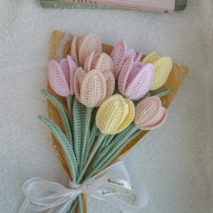 Roosad ja kollased avatud tulbid (9 lille)