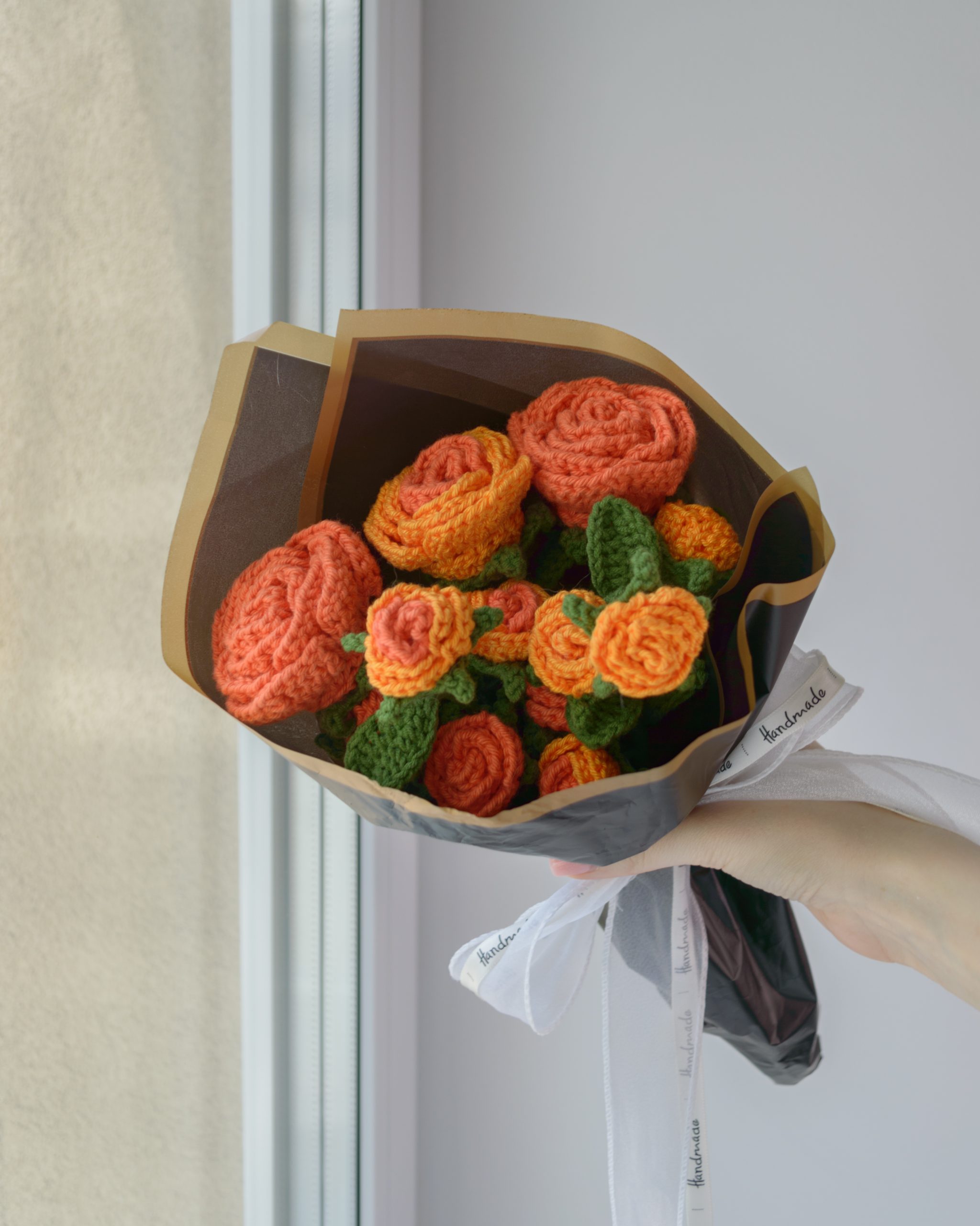 Oranžid suured ja väikesed roosid (5 oksa, 13 roosiõit)