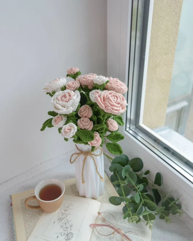 Roosikimbud eri suuruses roosidega 🌹

Väikese saladusena võin öelda, et varsti saab soovi korral lillede juurde piltidel olevat vaasi juurde osta. 🤍